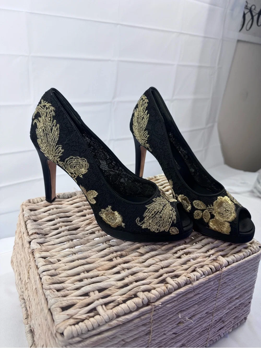 Beverly Feldman Black Gold Embroidered Lace Peep Toe Heels Size 7.5
